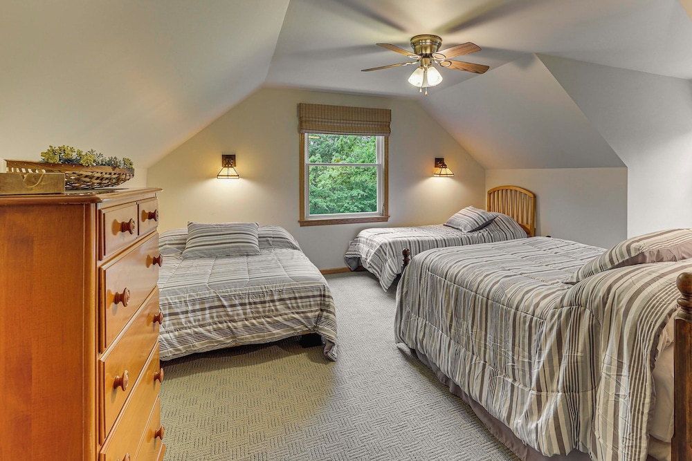 2 Mi to Woodbury Wildlife Area: Cozy Farmhouse!