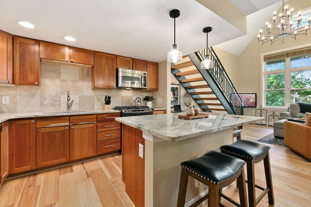 Royal Perch - Loft With King Suite + Vaulted Ceilings