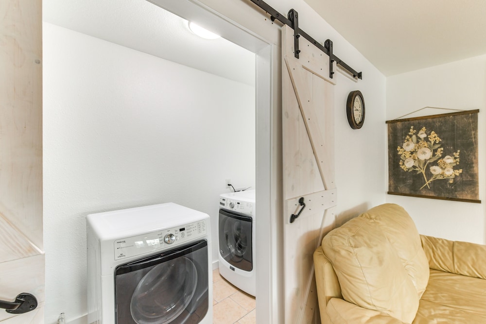 1 Mi to Dtwn Waco! Lovely Home w/ Fire Pit Table