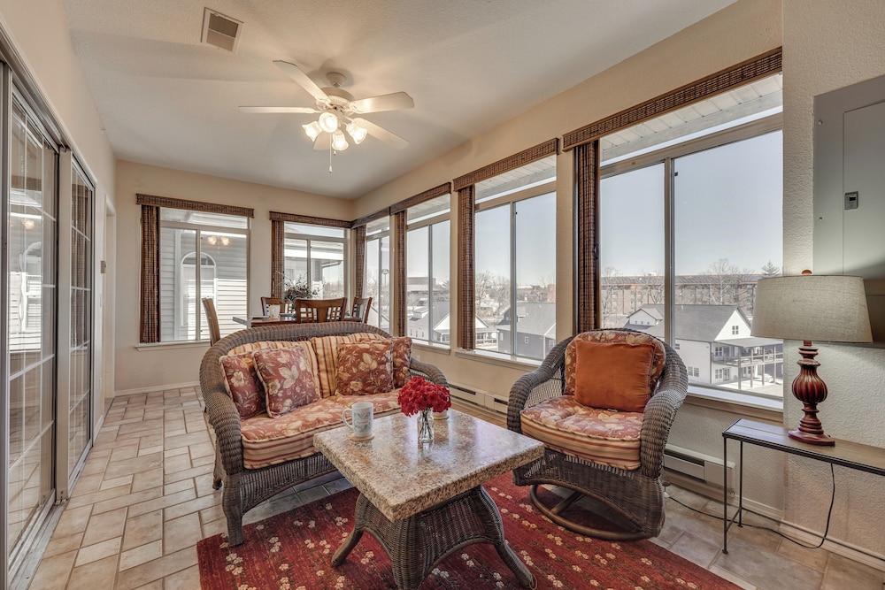 Walk to Branson Strip: Inviting Condo!
