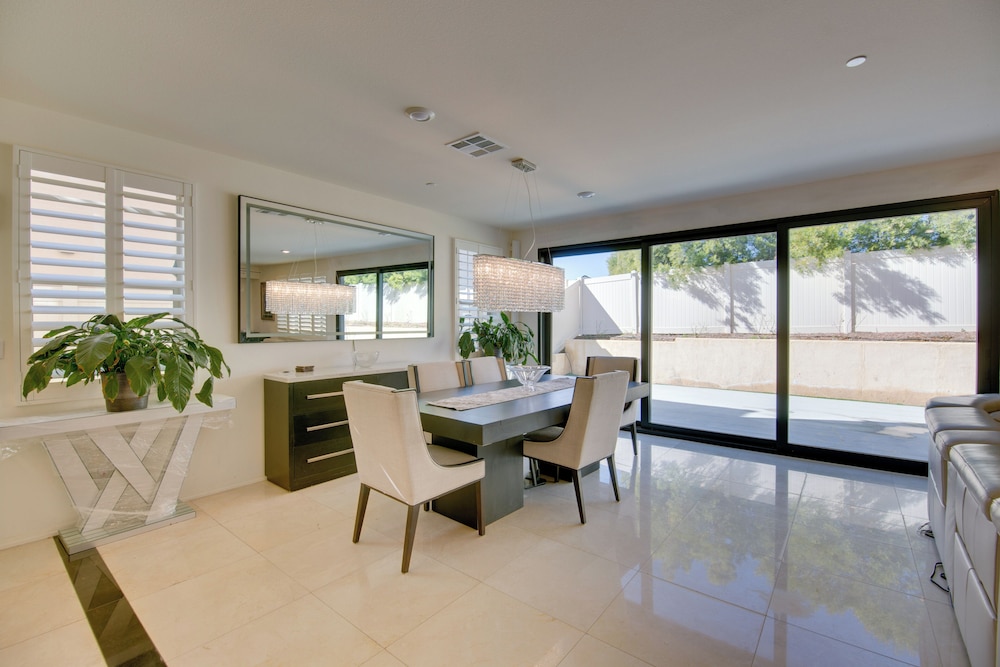 Luxurious & Spacious Family Duplex in Menifee!