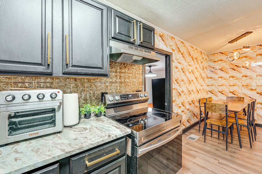 5 Mi to Town: Pet-friendly Retreat in Marietta!