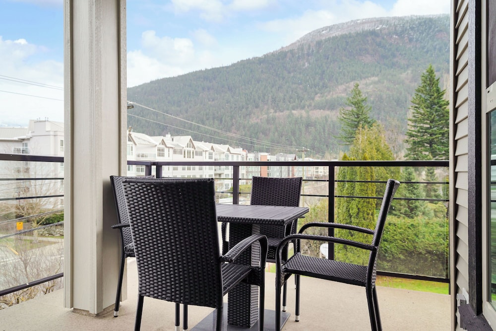 Rooftop Paradise Luxe 2BR Lake Views