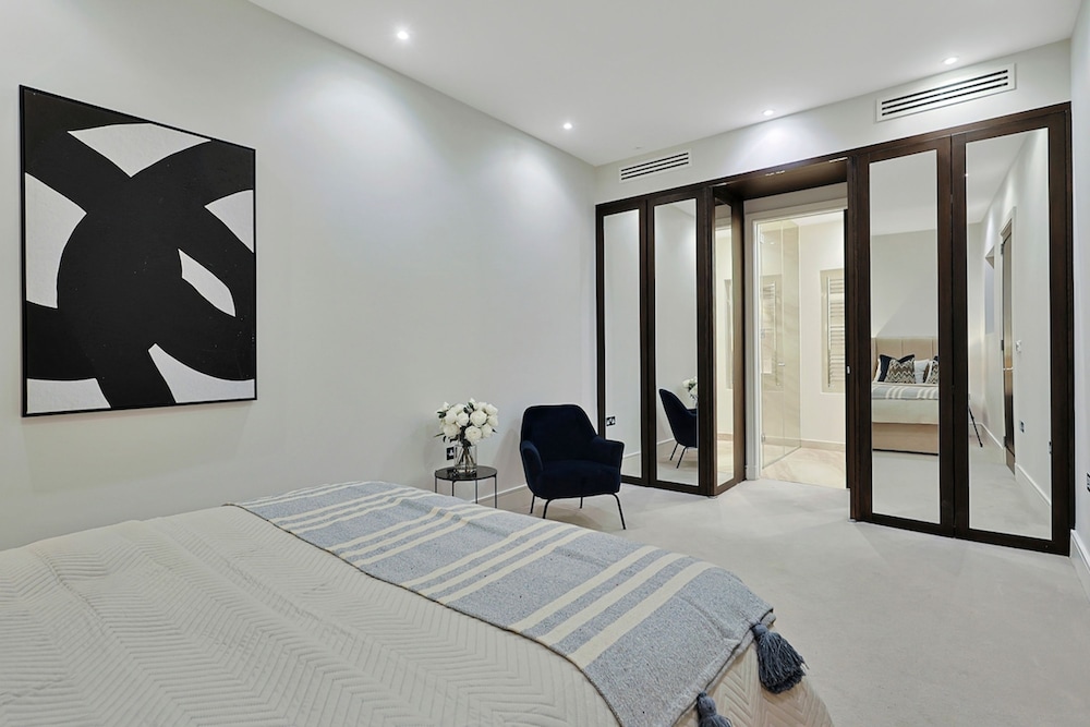 Luxe Home With Cinema Room - South Kensington