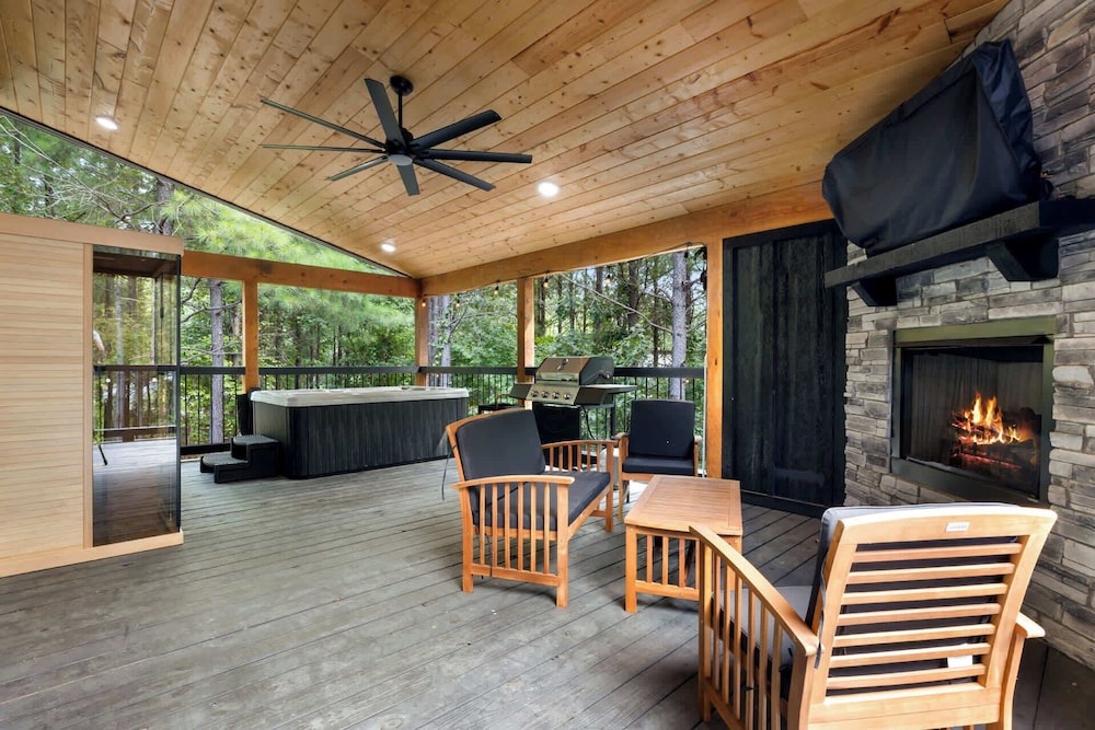 Whispering Retreat Sleeps 4