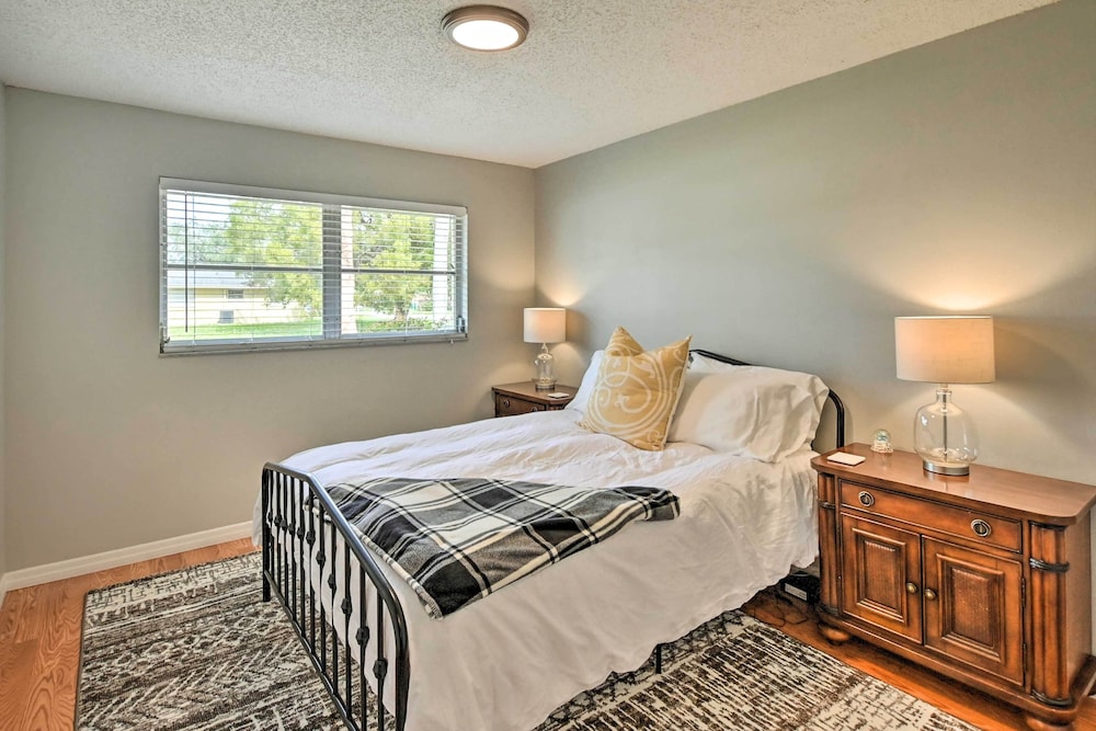 Family-friendly Home ~ 4 Mi to Naples Beach & Pier