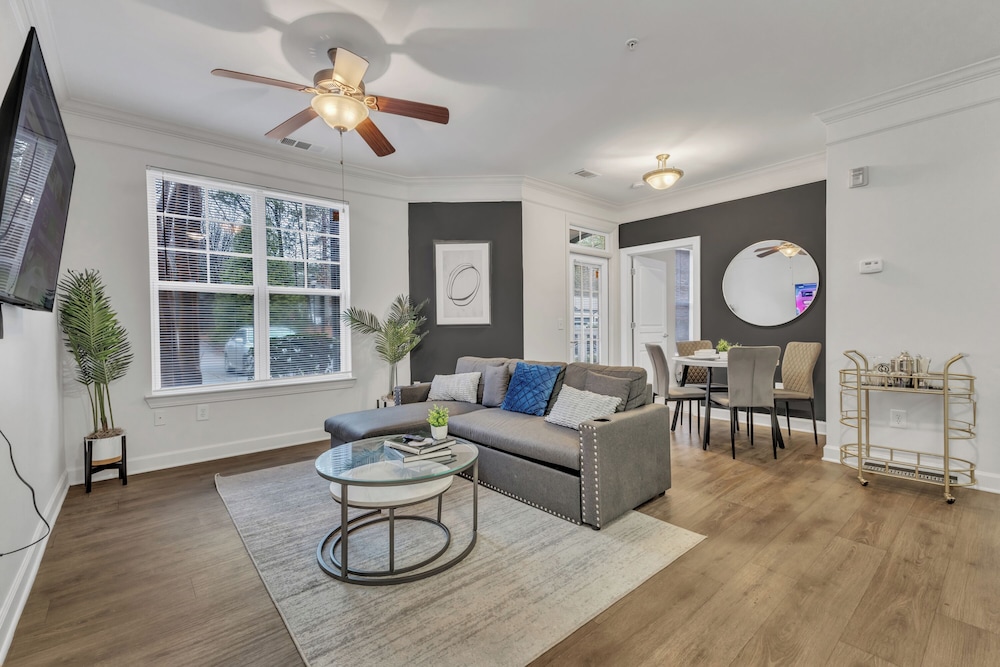 Upscale 1BR Suite to Downtown Raleigh