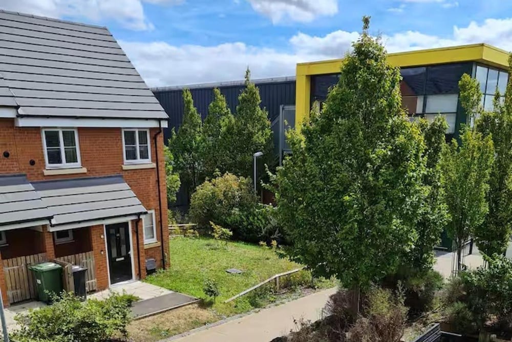 Spacious 3-bed House - Sleeps 8, Garden & Parking