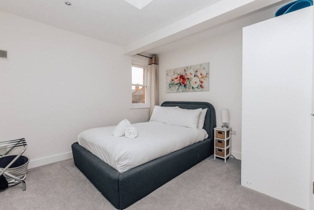 Central Modern Flat Sleeps 6 - Dedicated Parking - From 125 Per Night view 4
