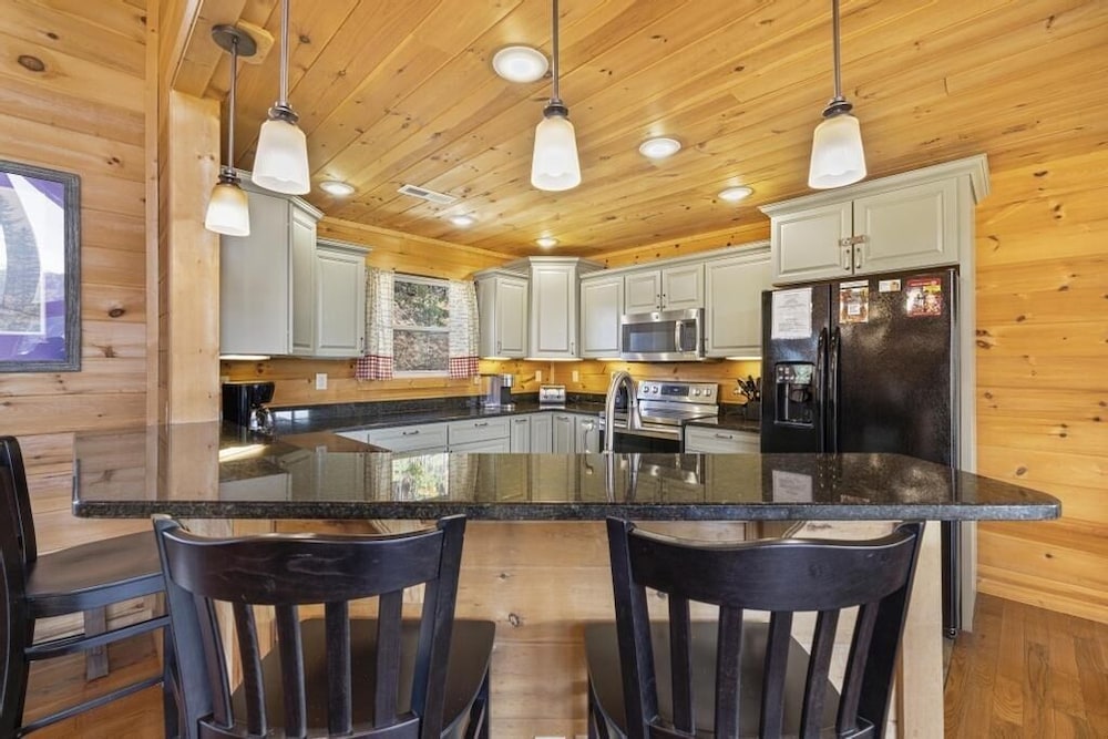 Eagle's Nest - 3 Bedrooms, 3.5 Baths, Sleeps 10 Home by RedAwning