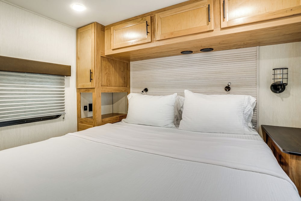 10 Mi to Leesylvania & River: Sleek Mobile Home