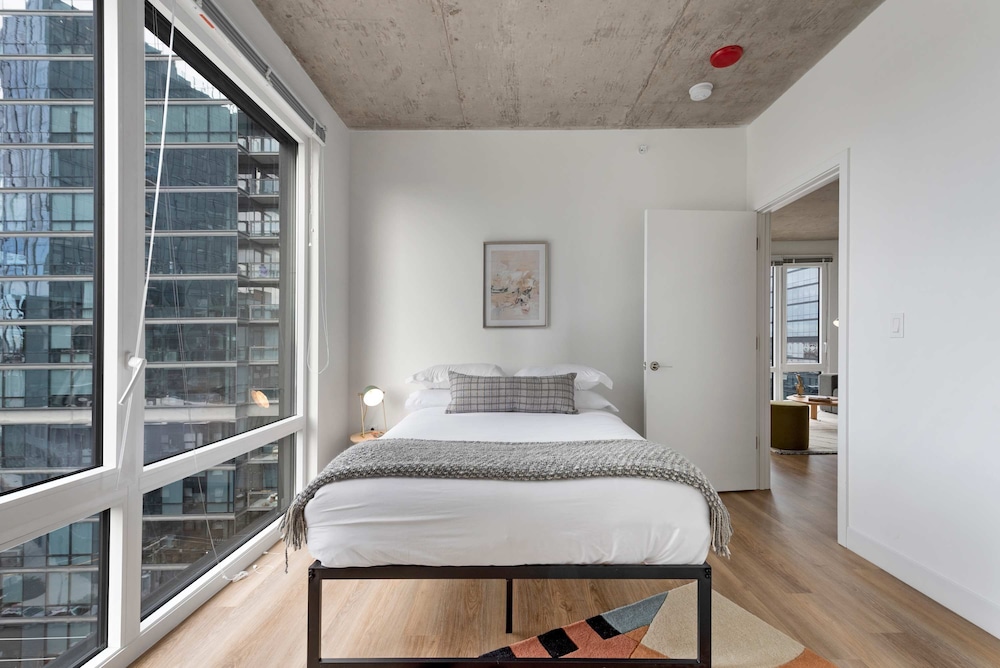 Modern 4BR Free Pkg Near Train Dining