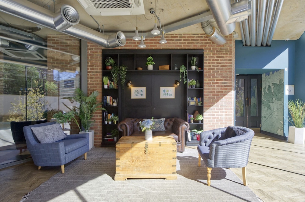 Modern Student Studio in Vibrant Hammersmith