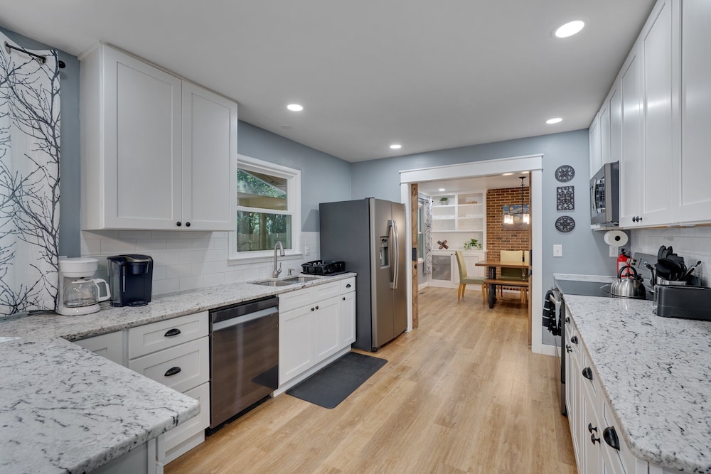 Relaxing Retreat Near North Hills & Downtown 3 Bedroom Home
