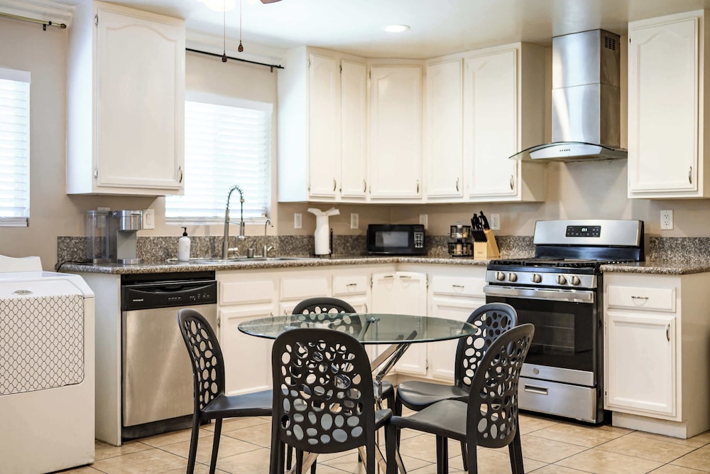 Modern Family Home w Full Amenities & Near ONT