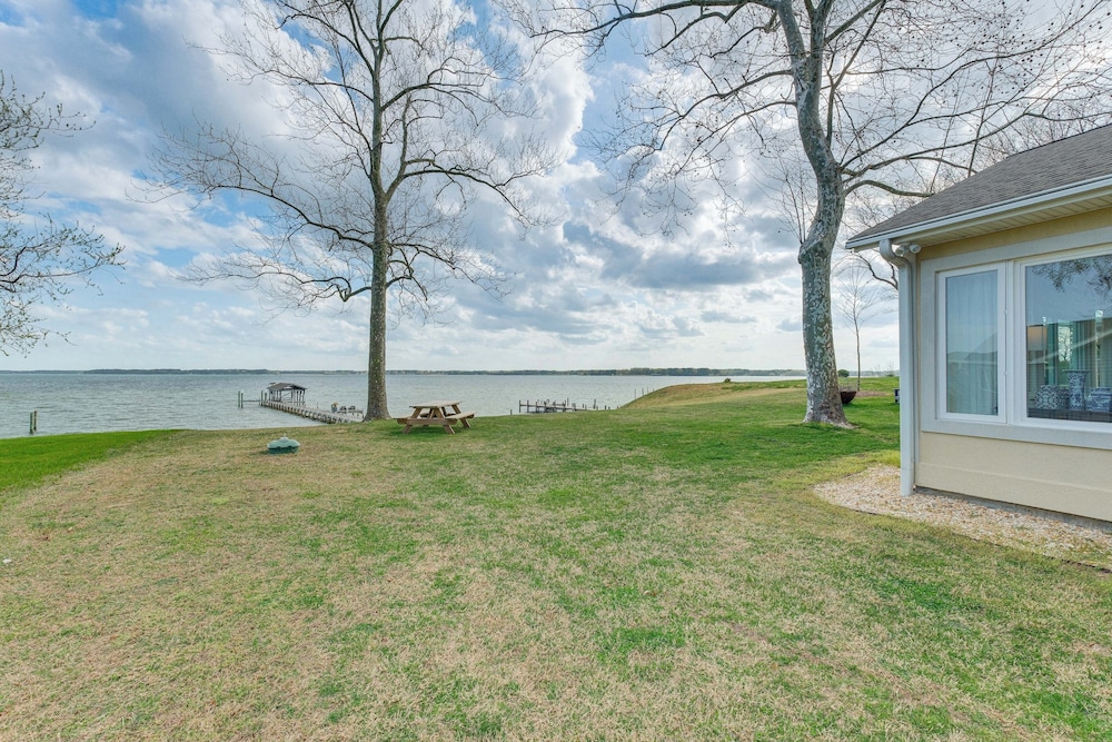 Hot Tub & Dock: Riverfront Cottage in Deltaville