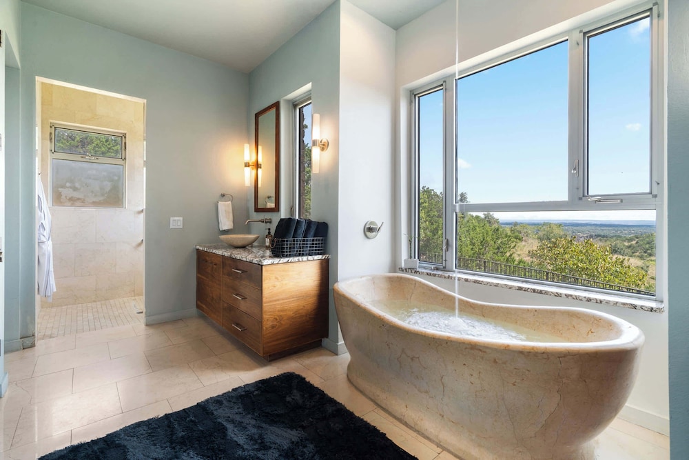 Luxury 4BR Hilltop Retreat Hot Tub & Scenic Views