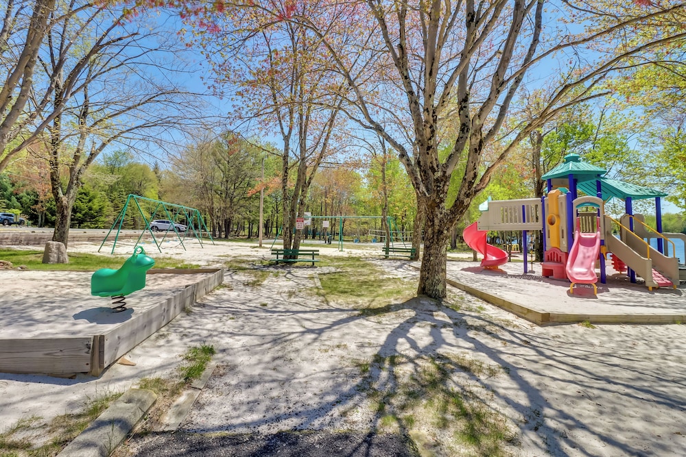 Beach Access: Bbq-ready Poconos Family Getaway!