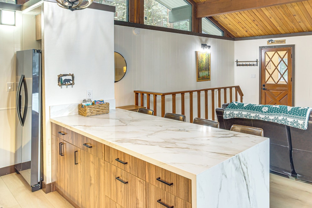 3 Mi to Lake Arrowhead Village: Pine-view Home!