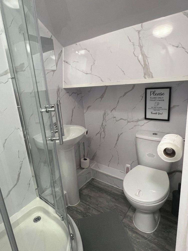 Lodge - Sleeps 10 & Free Parking