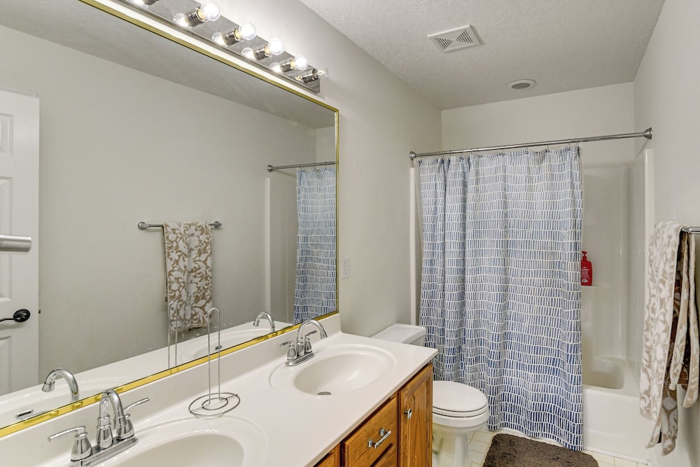 Des Moines Suburb Stay w/ Spacious Layout & Deck!