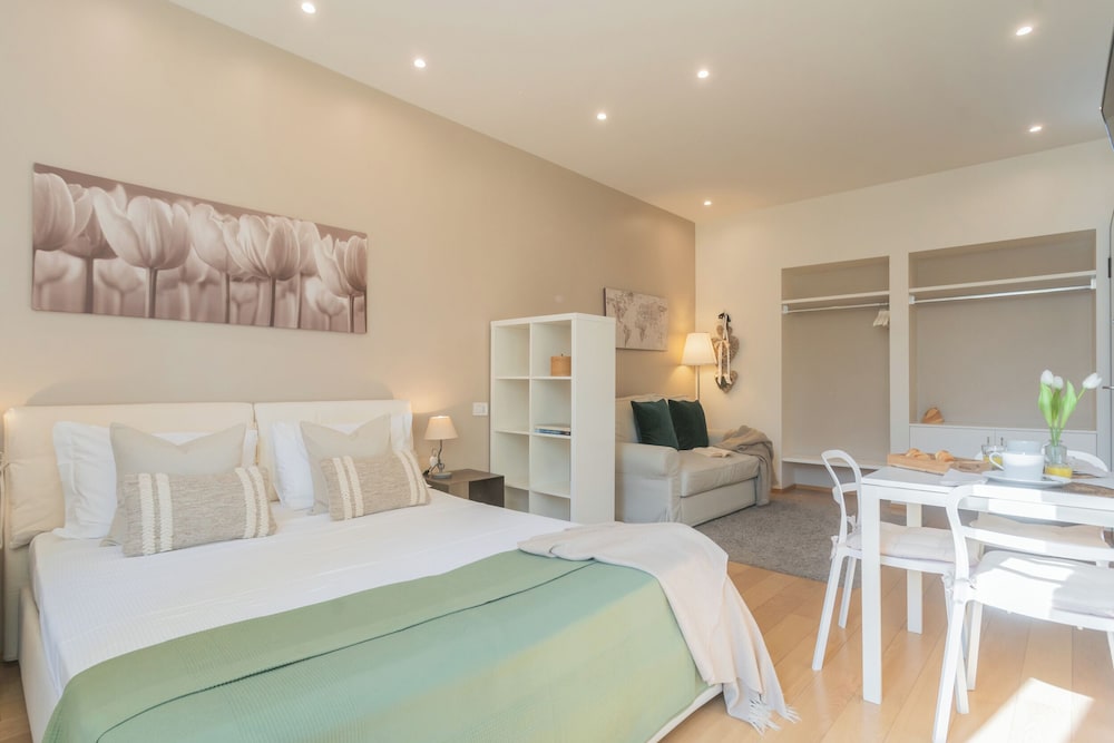MT Studio by Rent All Como by Rent all Como