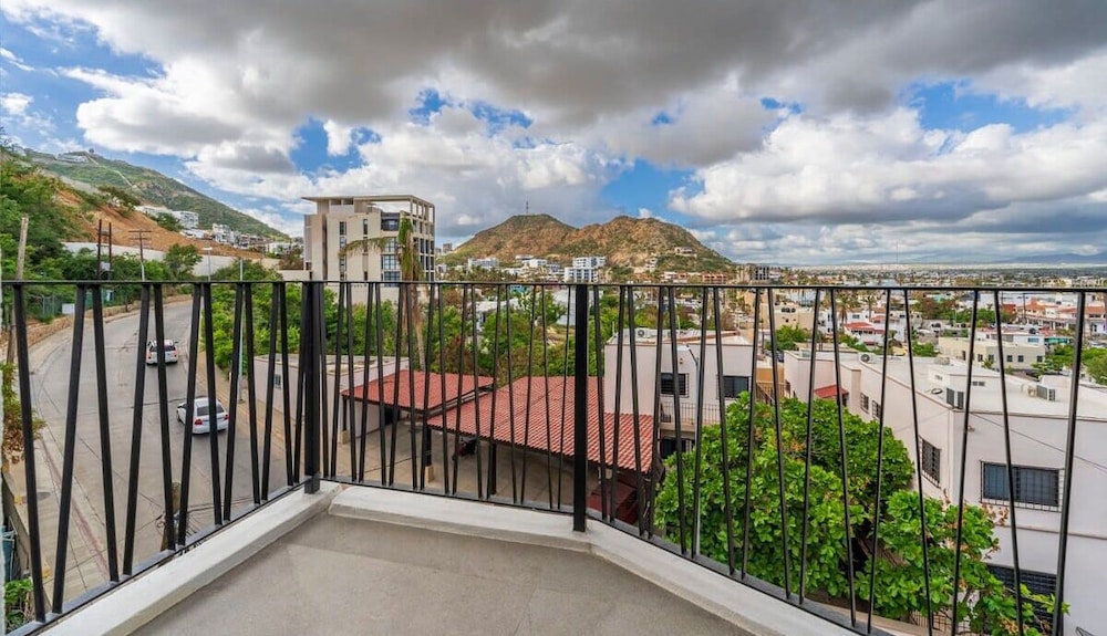 New 1BR Condo in Marina - Rooftop Pool - King Bed