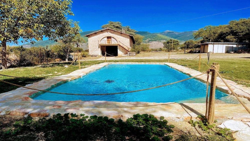 Open Pool Villa in Italy - Spoleto Umbria - Property Image 42
