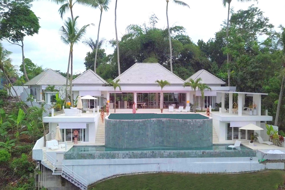 Limitless Jungle Villas Complex, 5 BR, Ubud With Staff view 3