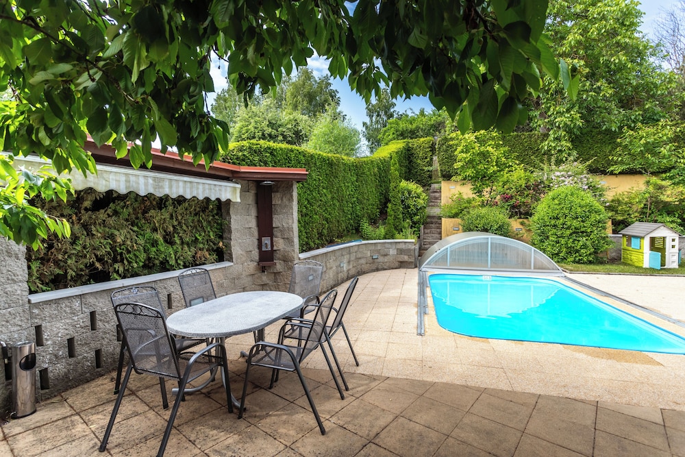 Cottage with pool playground and privacy