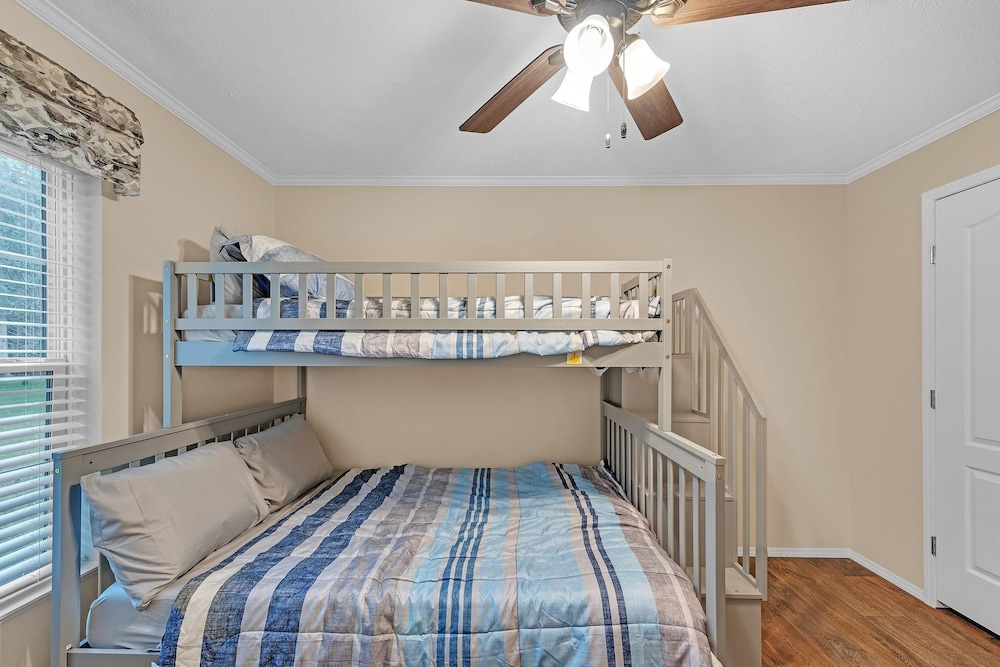 Lakeside Retreat W/ Beach Access & Kayaks 3 Bedroom Home