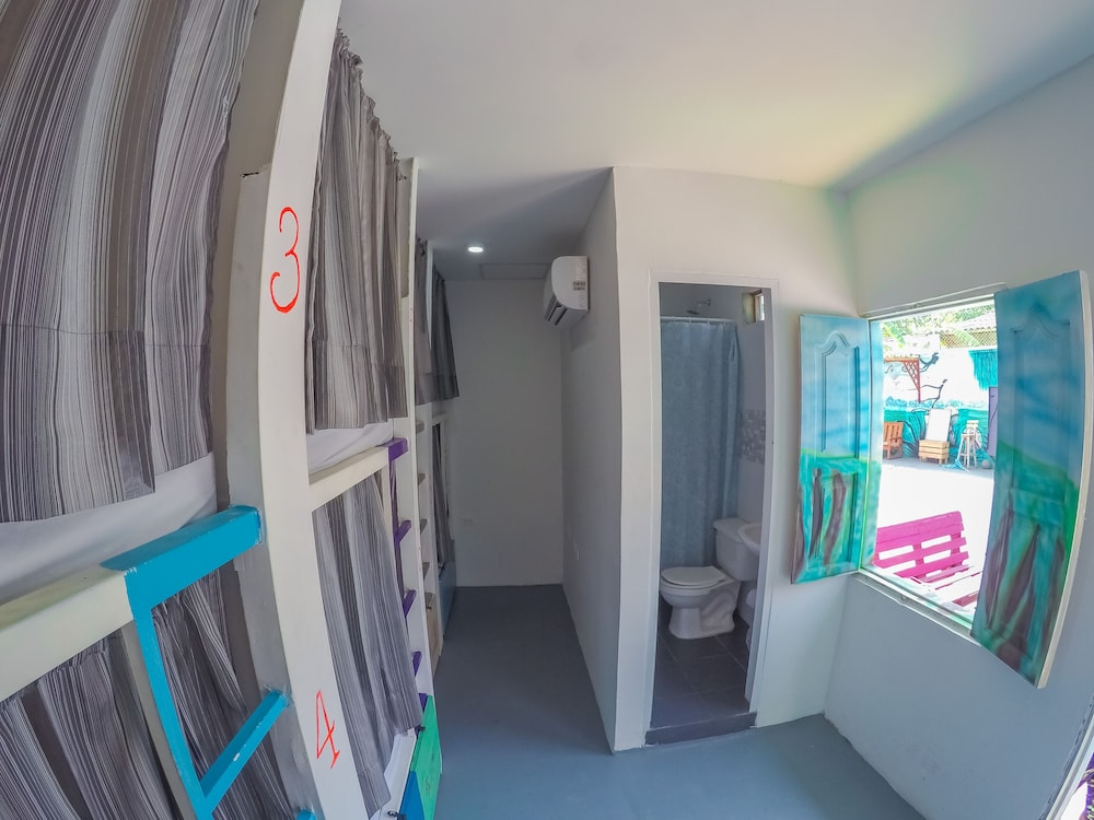 Wonderland Hostel By GB Collection