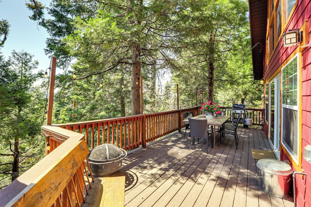 3 Mi to Lake Arrowhead Village: Dog-friendly Cabin
