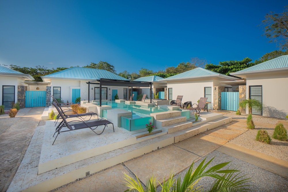 Hotel Villas VR Beachwalk Avellanas - Image 1