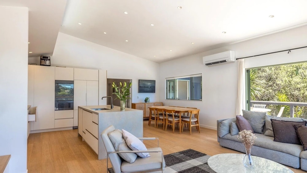 Onetangi Seaview Residence