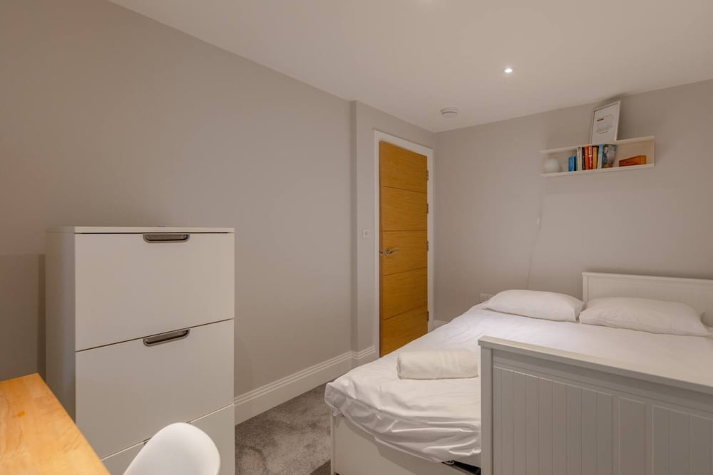 Chic & Spacious 2BD Flat -2 Mins to Baron's Court