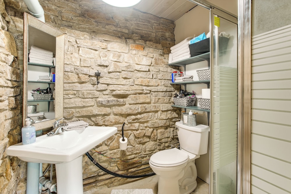 3 Mi to River: 11-acre Retreat in Rural Stockport