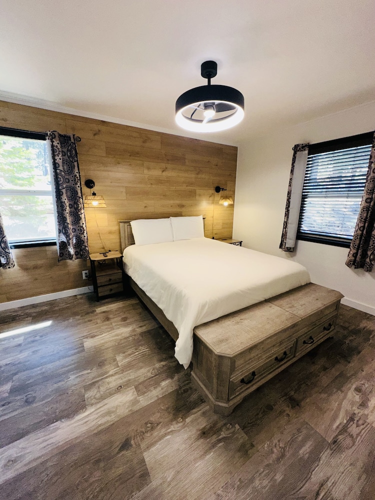 2 Mi to Midtown: Chic Apartment in Atlanta!