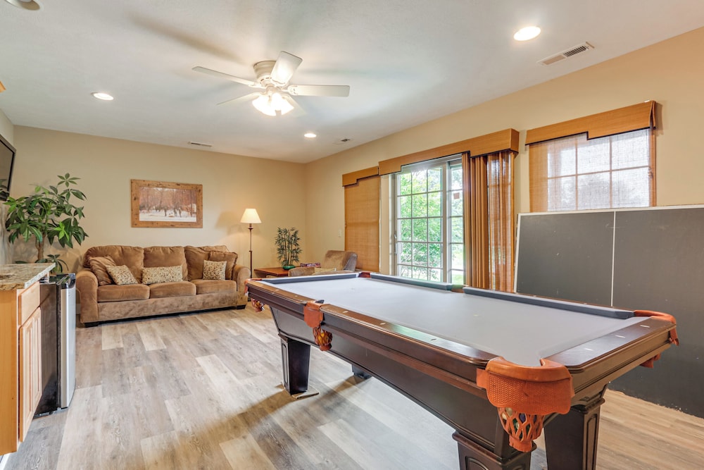 1 Mi to Wisp Resort: Hot Tub Haven in Mchenry!