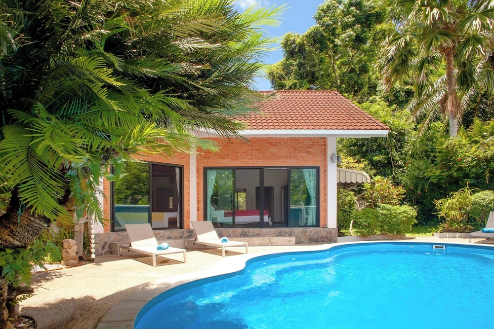 Villa With Private Pool and Mountain Views
