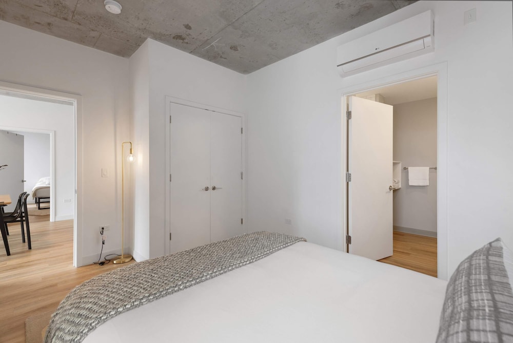 4BR Group Retreat Near Lincoln Park