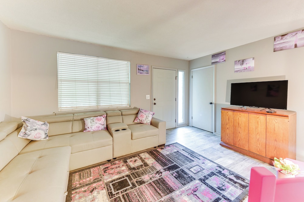 2 Mi to Coligny Beach: Hilton Head Home w/ Patio