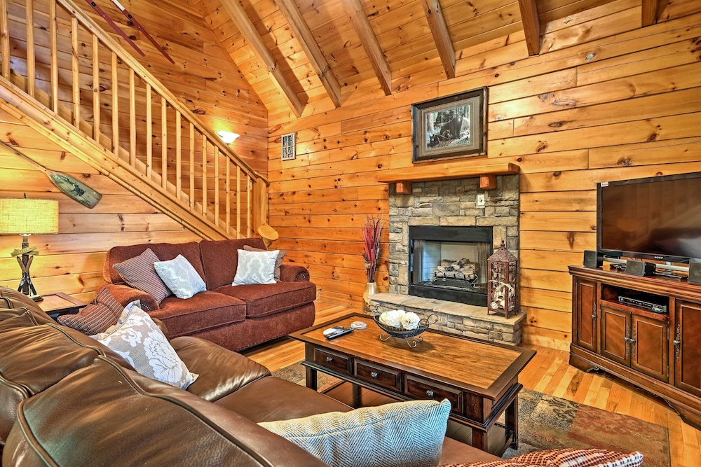 Pigeon Forge Cabin w/ Hot Tub, Grill & Pool Table! view 3