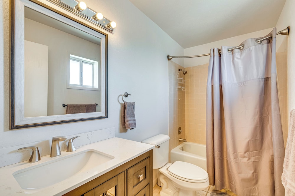 2 Mi to Lake Havasu: Pet-friendly Home