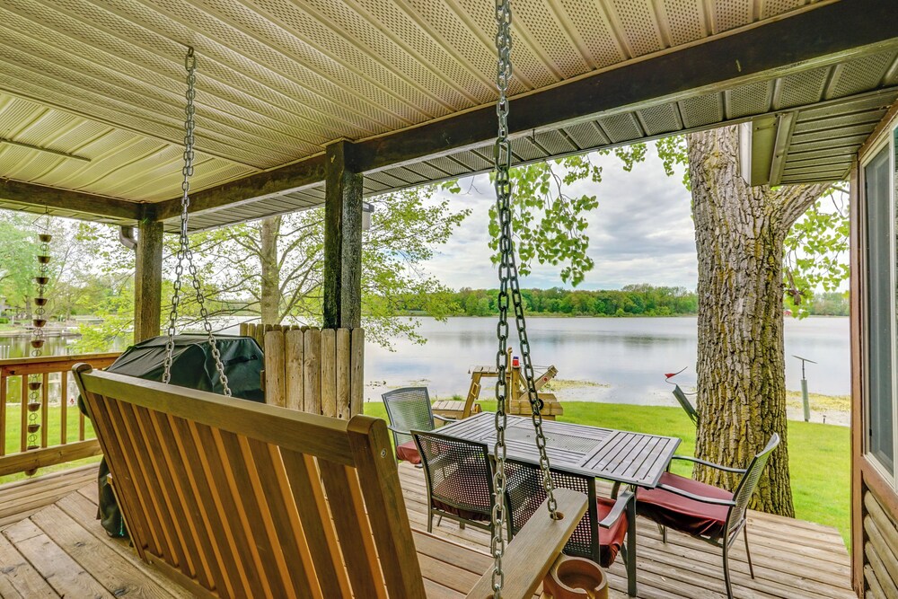 Lakefront Getaway w/ Fire Pit in Akron