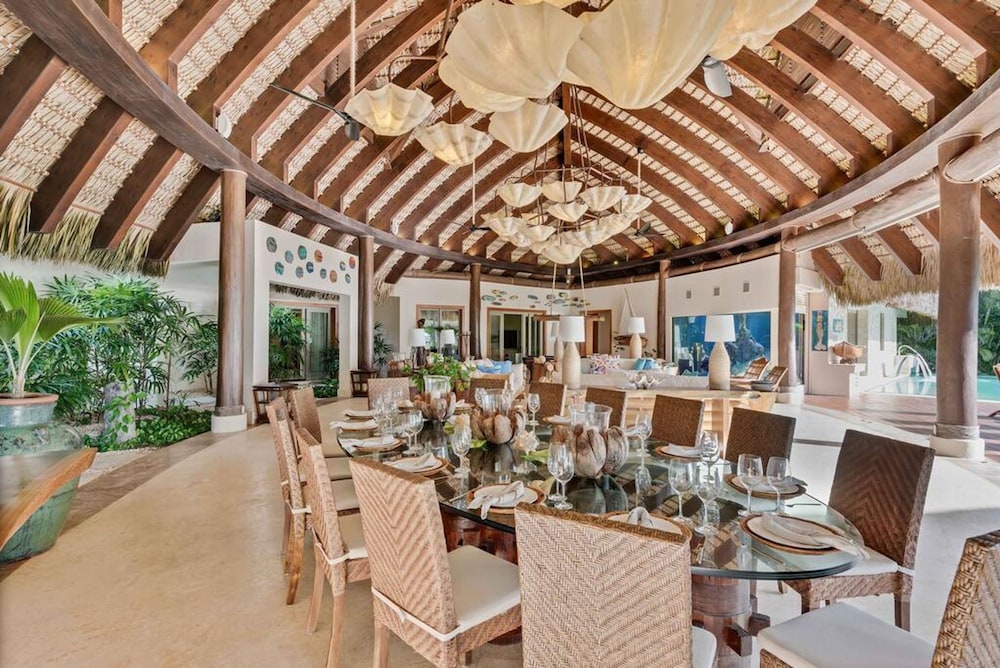 Dazzling Beachfront Villa With Swim-up Bar