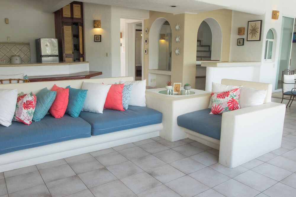 Apt. with Jacuzzi Ixt. Zihuatanejo 3 BR