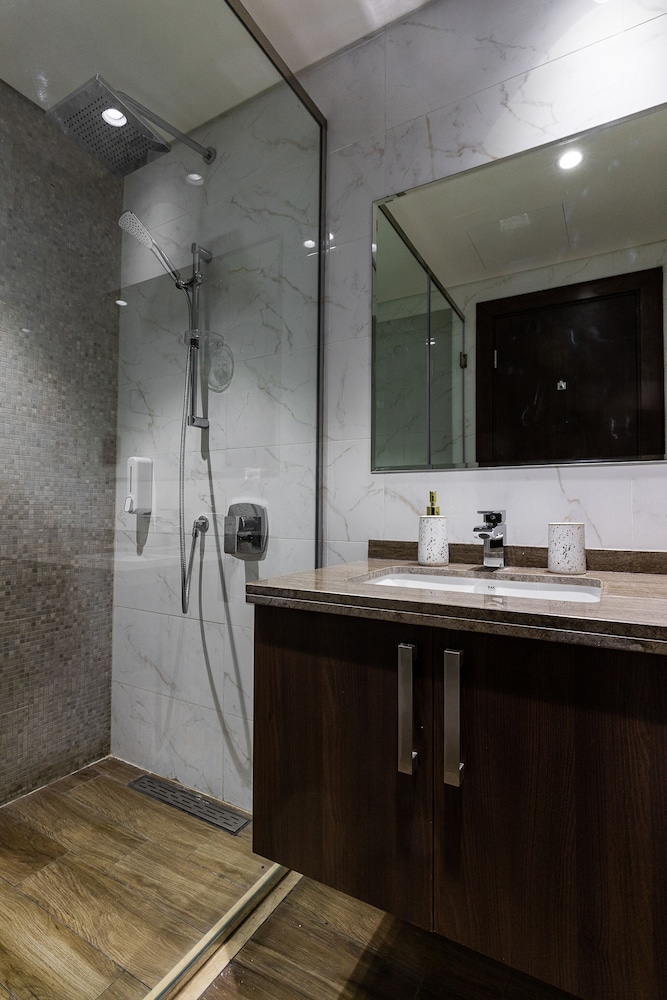 GLOBALSTAY. J One Tower Apartments