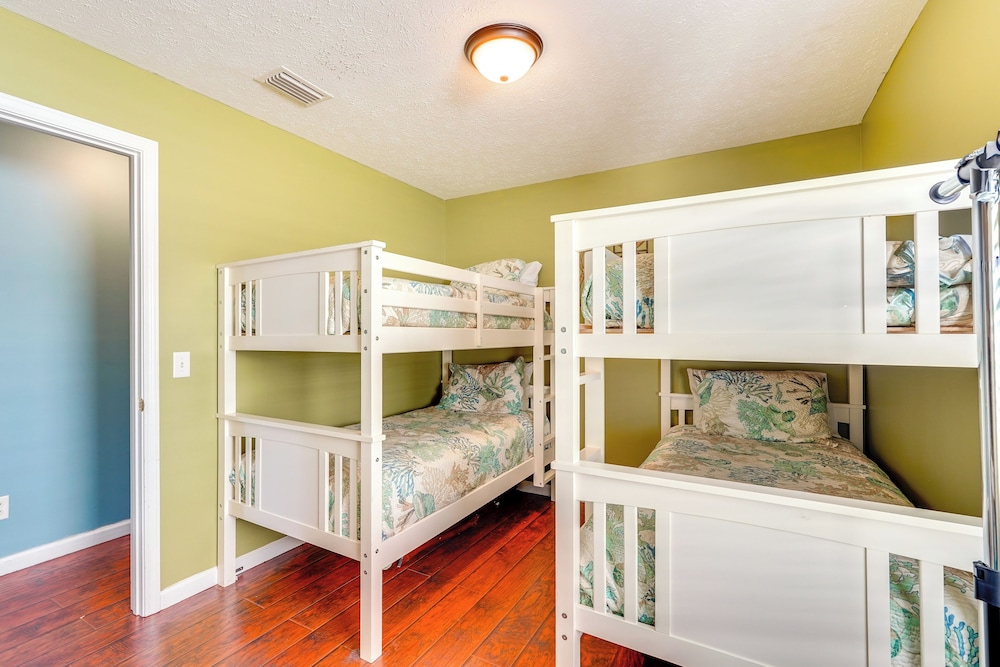 1 Mi to Gulf: Home w/ Patio & Pool Access in Pcb!