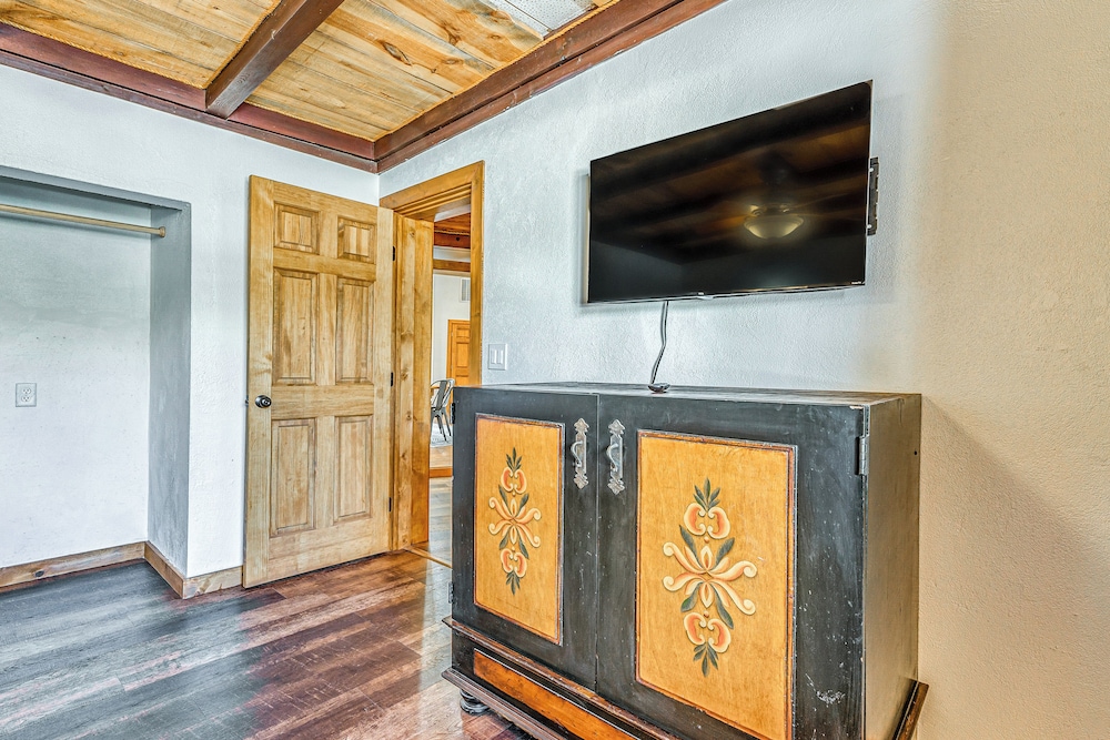 Walk to Midtown Ruidoso: Modern-rustic Cabin